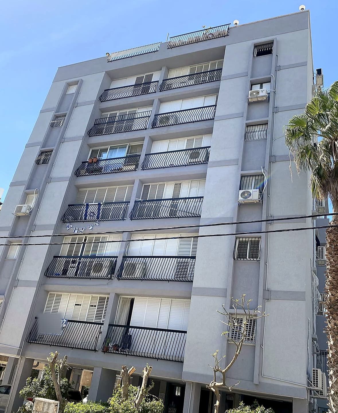 חזית בניין המגורים ברחוב גבעתי 8 בבת ים לאחר סיום העבודה