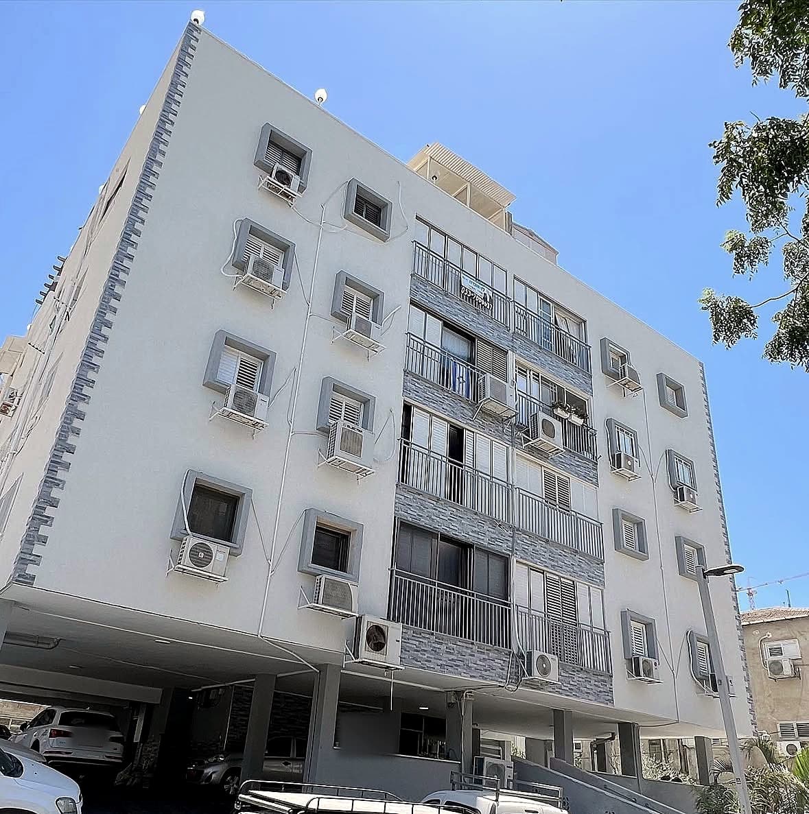 בניין המגורים ברחוב הלפר 24 בבת ים לאחר העבודה – מבט נוסף