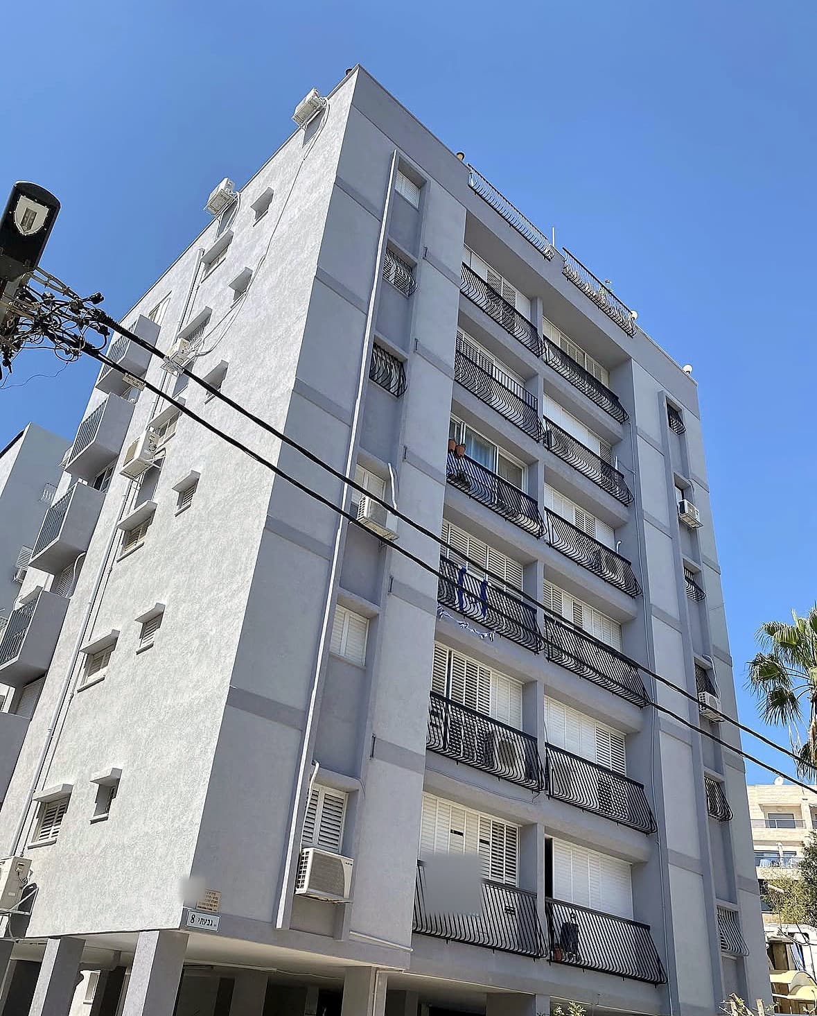הבניין ברחוב גבעתי 8 בבת ים לאחר העבודה – שלט הרחוב על הבניין