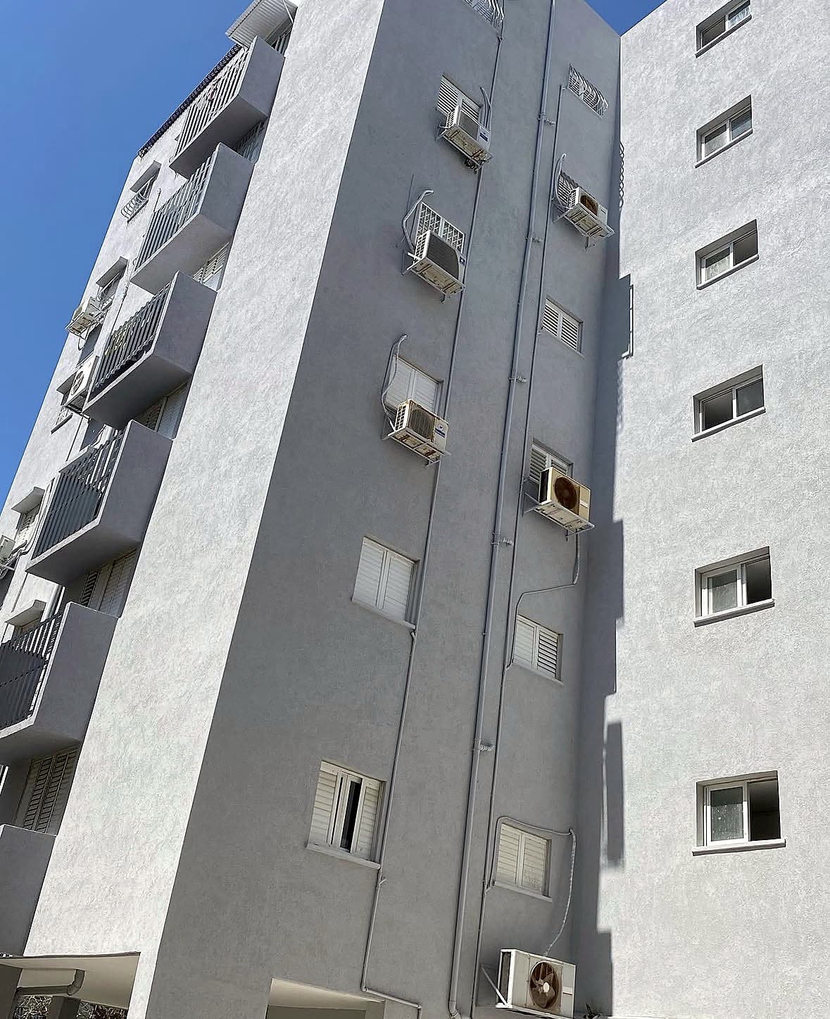 קיר הבניין ברחוב גבעתי 8 בבת ים לאחר העבודה
