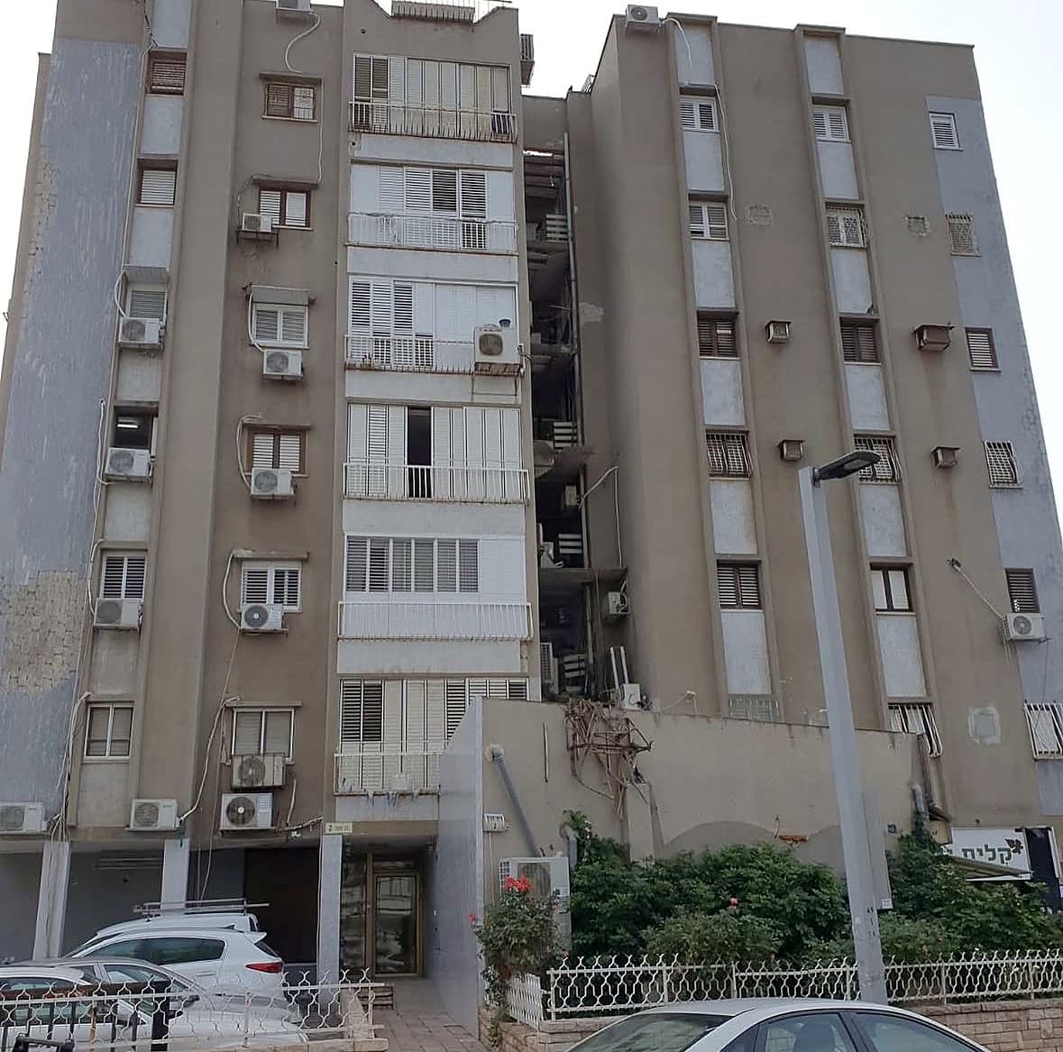 הבניין ברחוב דנין 2 בבת ים לפני העבודה – מבט מהצד