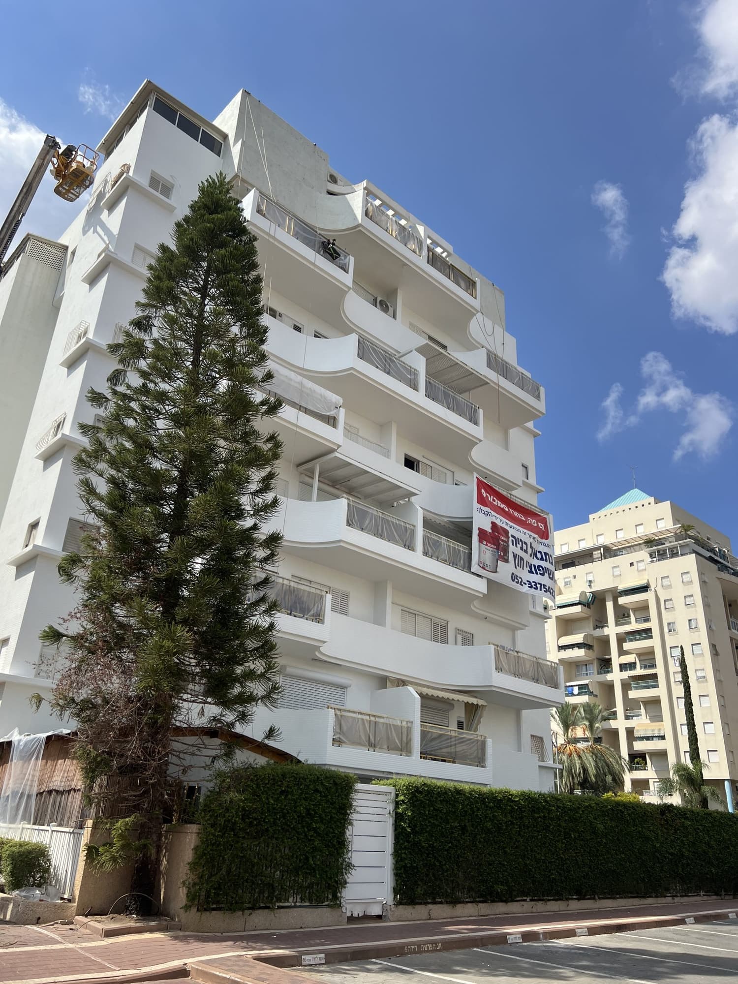 במת הרמה ליד בניין מגורים בזמן עבודות חוץ שביצענו