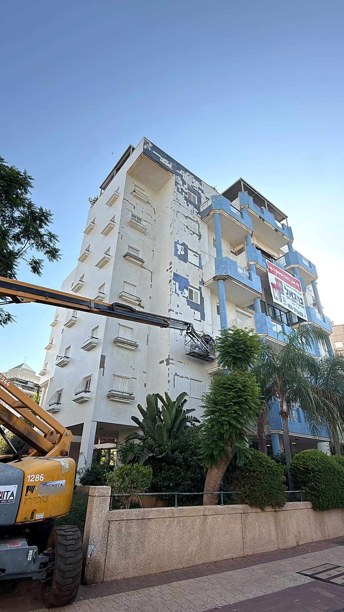 במת הרמה ליד הבניין ברחוב התזמורת 52 בראשון לציון במהלך העבודה