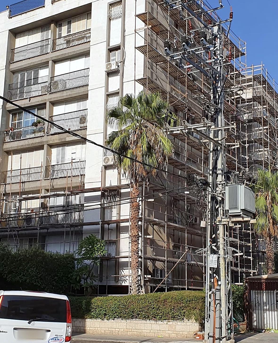 פיגומים על הבניין ברחוב גבעתי 8 בבת ים במהלך העבודה