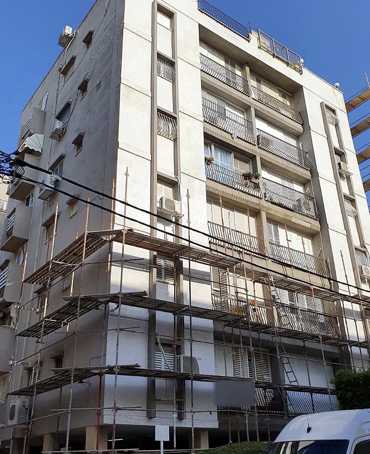פיגומים על חזית הבניין ברחוב גבעתי 8 בבת ים במהלך העבודה